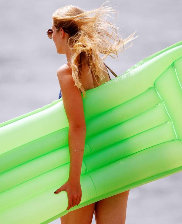 Die Thermometer in Köln und ganz NRW sollen am Wochenende über 30 Grad anzeigen: da hilft oftmals nur eine Abkühlung im Wasser. Das Symbolbild stammt aus dem Jahr 2018.