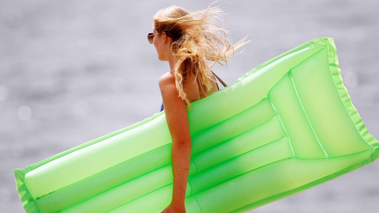 Die Thermometer in Köln und ganz NRW sollen am Wochenende über 30 Grad anzeigen: da hilft oftmals nur eine Abkühlung im Wasser. Das Symbolbild stammt aus dem Jahr 2018.