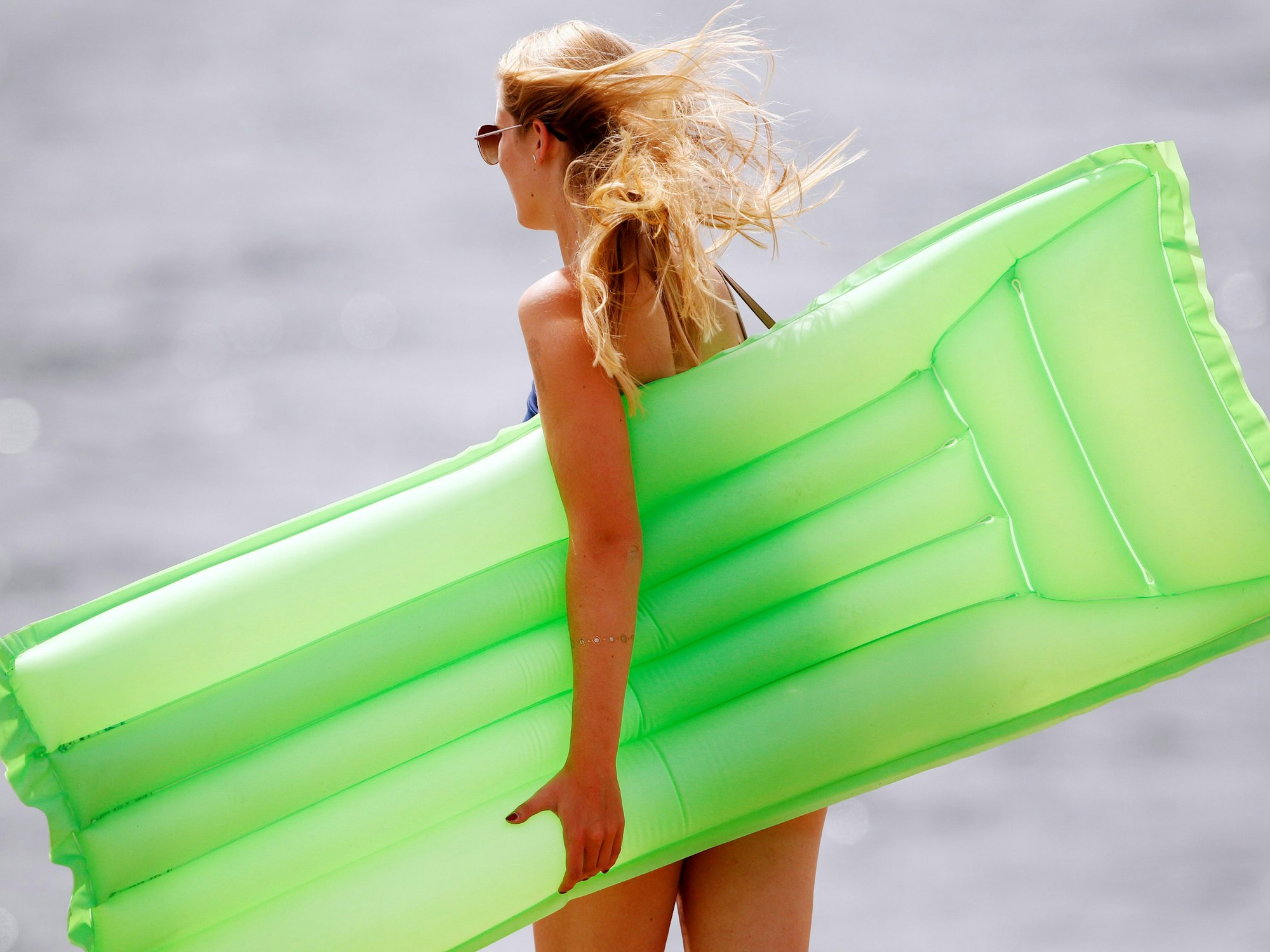 Die Thermometer in Köln und ganz NRW sollen am Wochenende über 30 Grad anzeigen: da hilft oftmals nur eine Abkühlung im Wasser. Das Symbolbild stammt aus dem Jahr 2018.