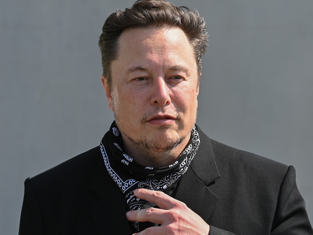 Elon Musk, Tesla-Chef, steht bei einem Pressetermin auf dem Gelände der Tesla Gigafactory. Elon Musks Vorgehensweise bei der geplanten Übernahme von Twitter hat eine Aktionärsklage gegen ihn und das Unternehmen ausgelöst. (zu dpa «US-Aktionär klagt gegen Musk und Twitter nach Übernahme-Turbulenzen») +++ dpa-Bildfunk +++