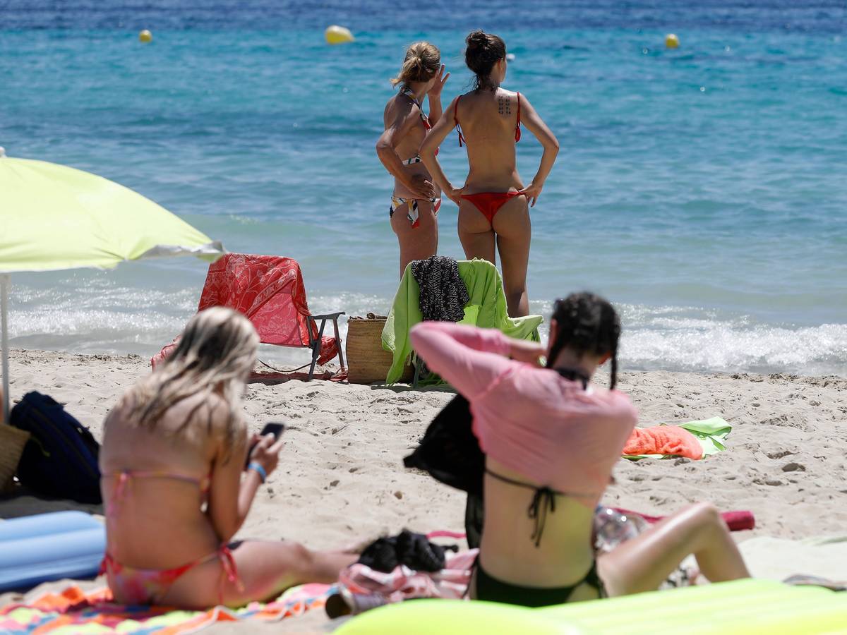 Frauen sonnen sich am Strand von Palmanova auf Mallorca, wie dieses Foto aus dem Juni zeigt.