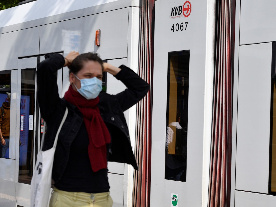 Corona ist längst nicht vorbei: Der Deutsche Städtetag fordert von der Bundespolitik, dass es wieder Schutzmaßnahmen gibt, um Bürgerinnen und Bürger vor eine gefährlichen Infektion zu bewahren. Unser Symbolbild wurde 2022 in NRW geschossen.