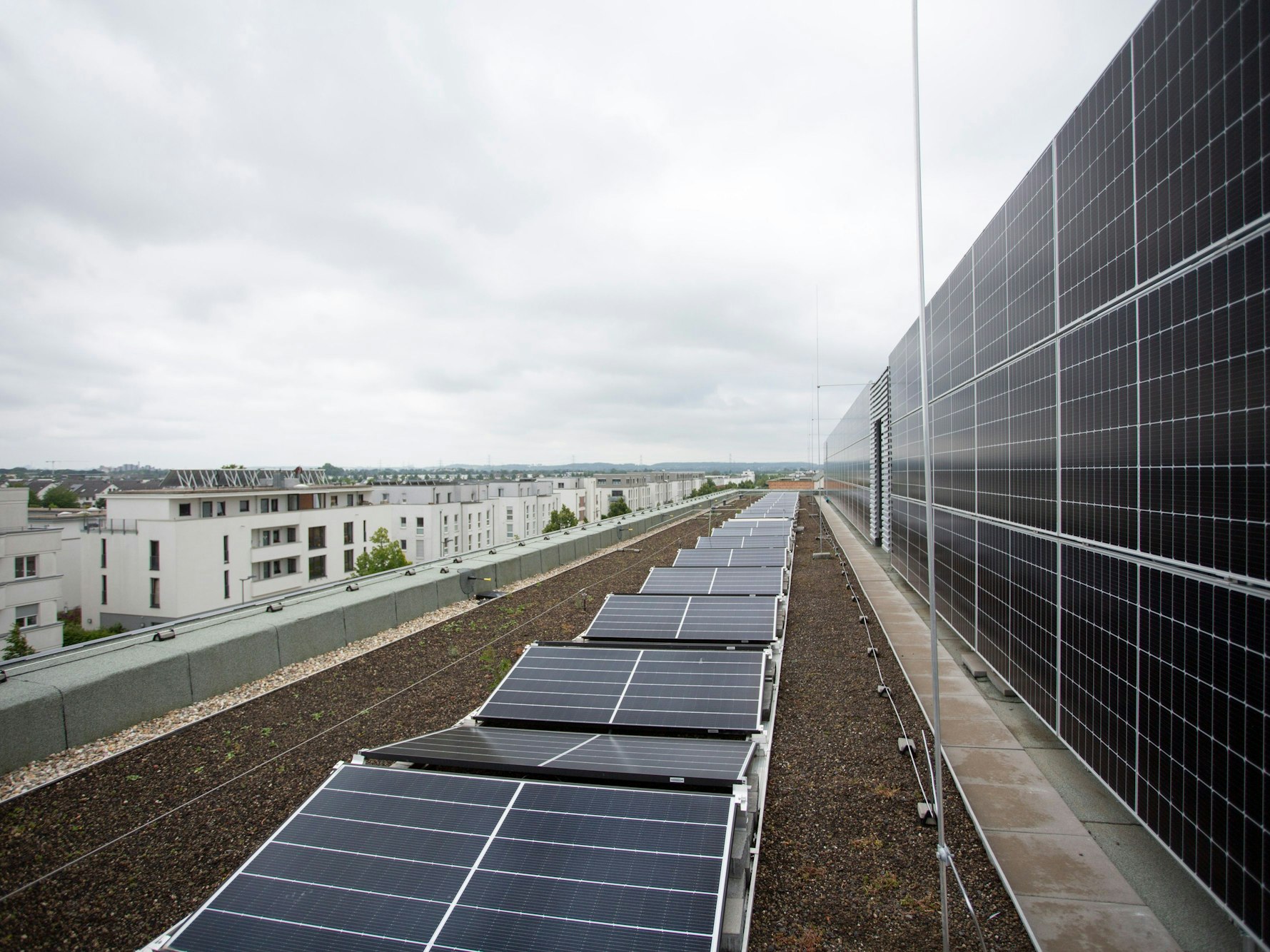 Das Bild zeigt die 2022 neu angelegte Photovoltaikanlage auf dem Neubau des Gymnasiums Köln-Widdersdorf.