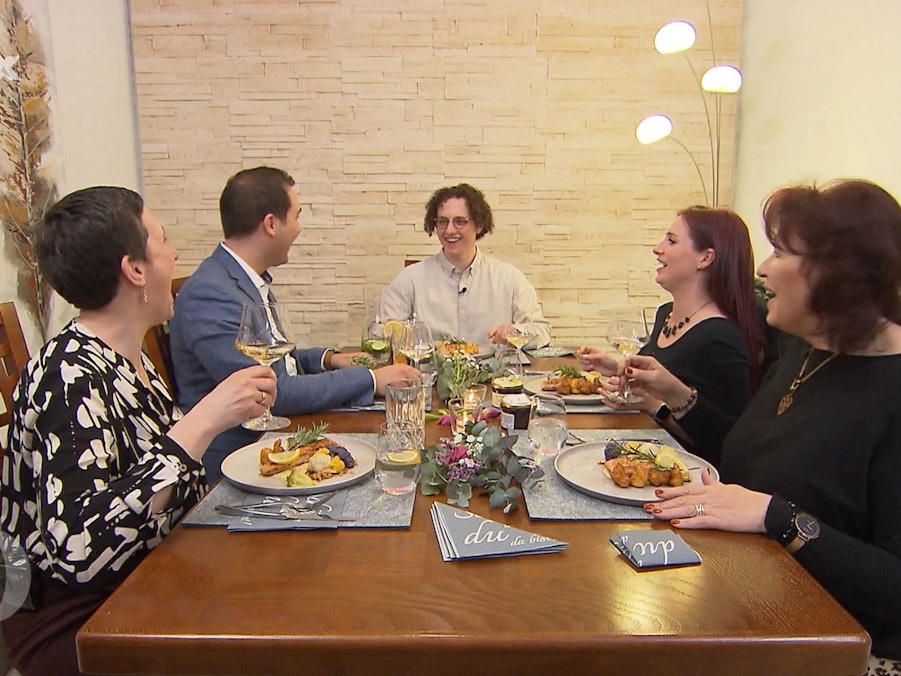„Chaos ist ausgebrochen“: „Gechillter“ Thomas gerät beim „Perfekten Dinner“ ins Schwitzen