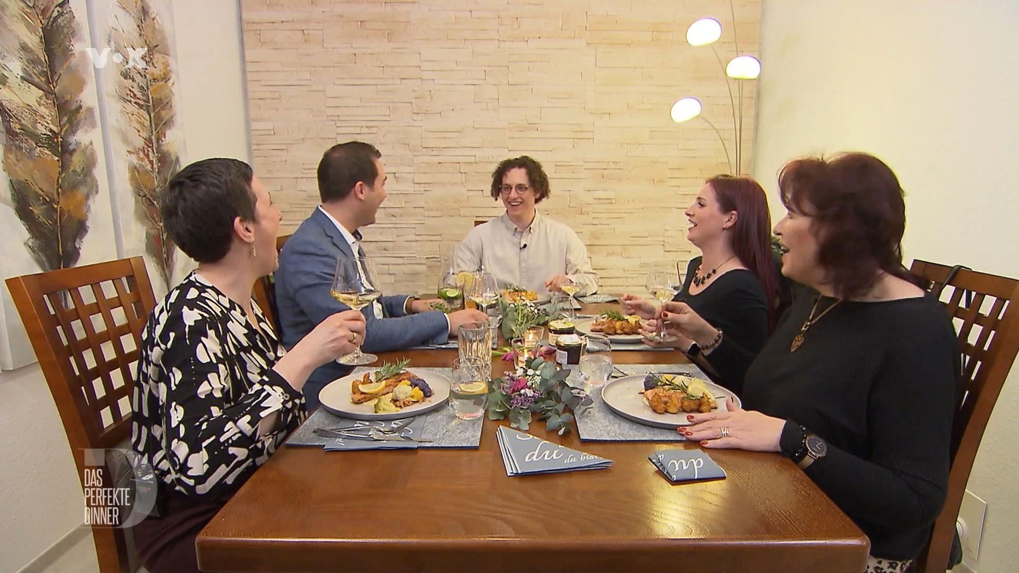 „Chaos ist ausgebrochen“: „Gechillter“ Thomas gerät beim „Perfekten Dinner“ ins Schwitzen