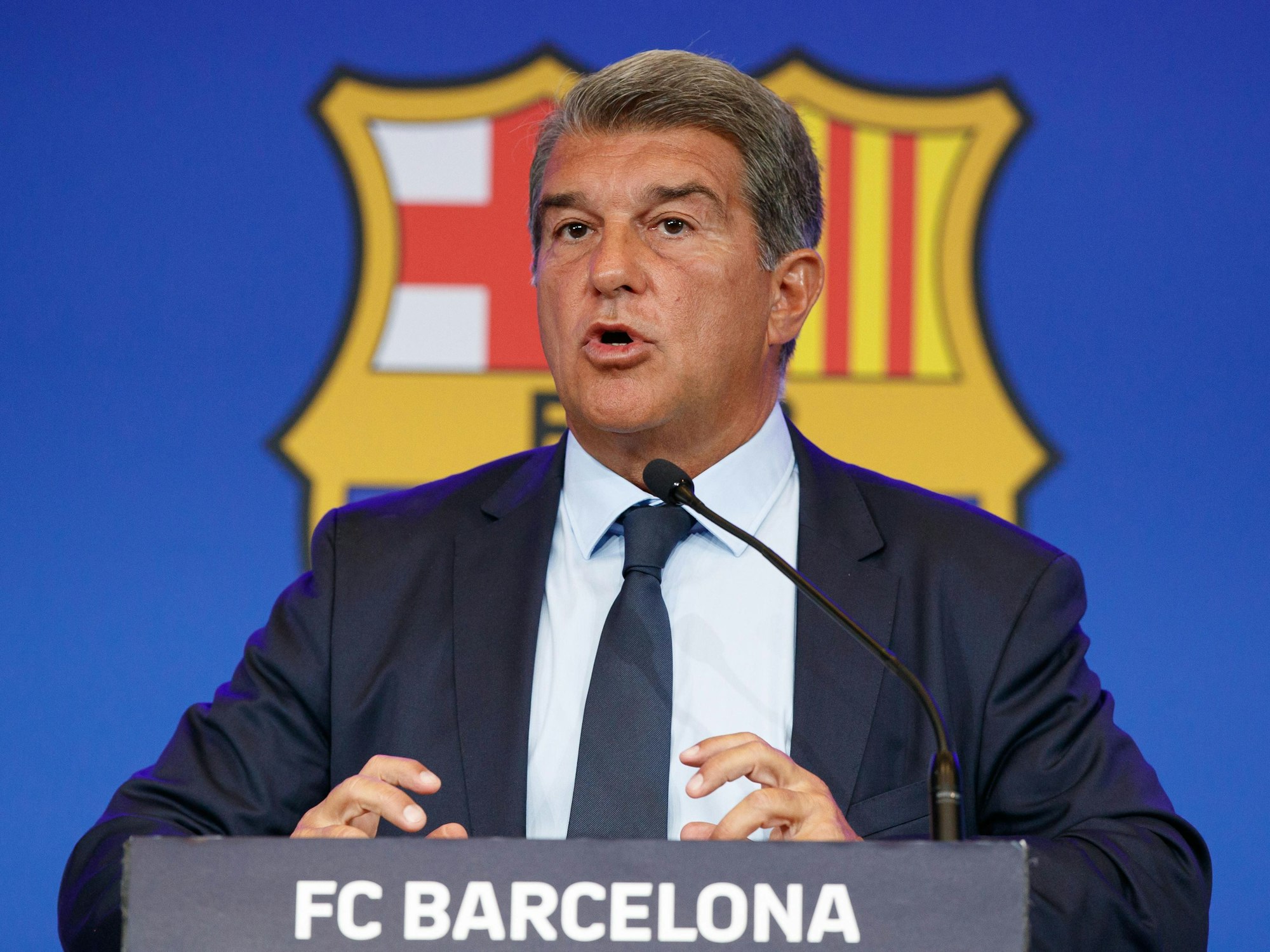 Joan Laporta, Präsident des FC Barcelona, spricht während einer Pressekonferenz im Auditori 1899 in Barcelona.