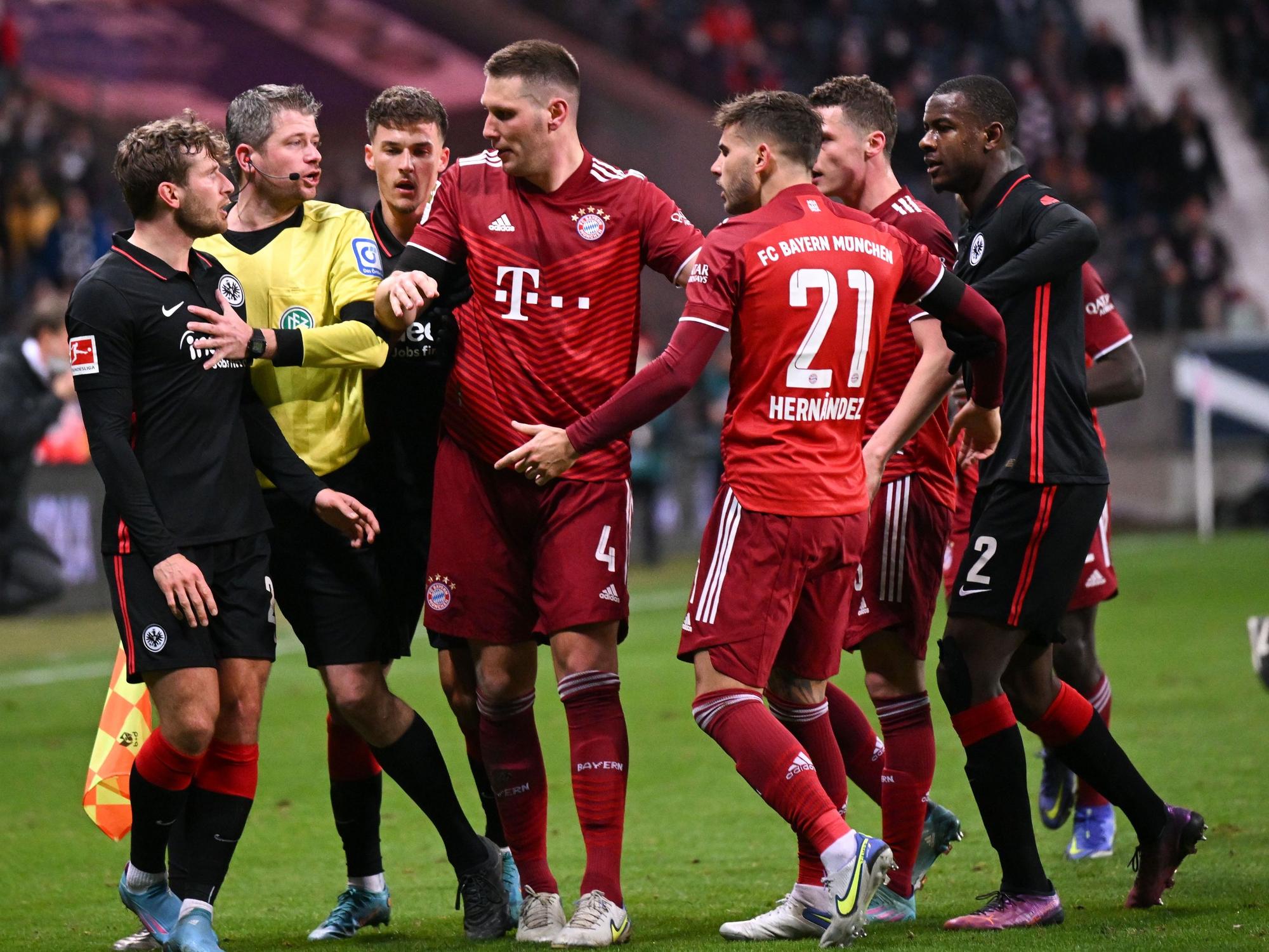 Frankfurts und Münchens Spieler (rotes Trikot) bilden ein Rudel.