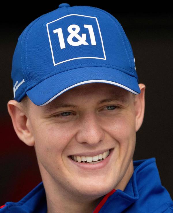 Mick Schumacherlächelt in die Kamera
