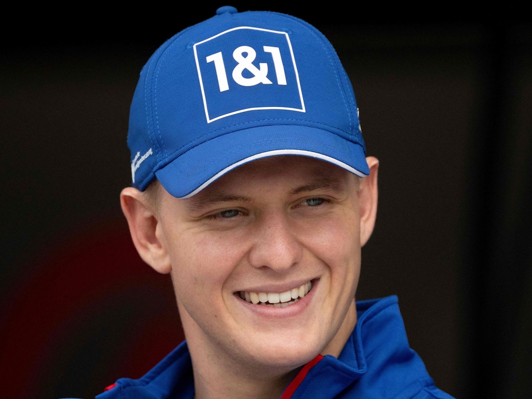 Mick Schumacherlächelt in die Kamera