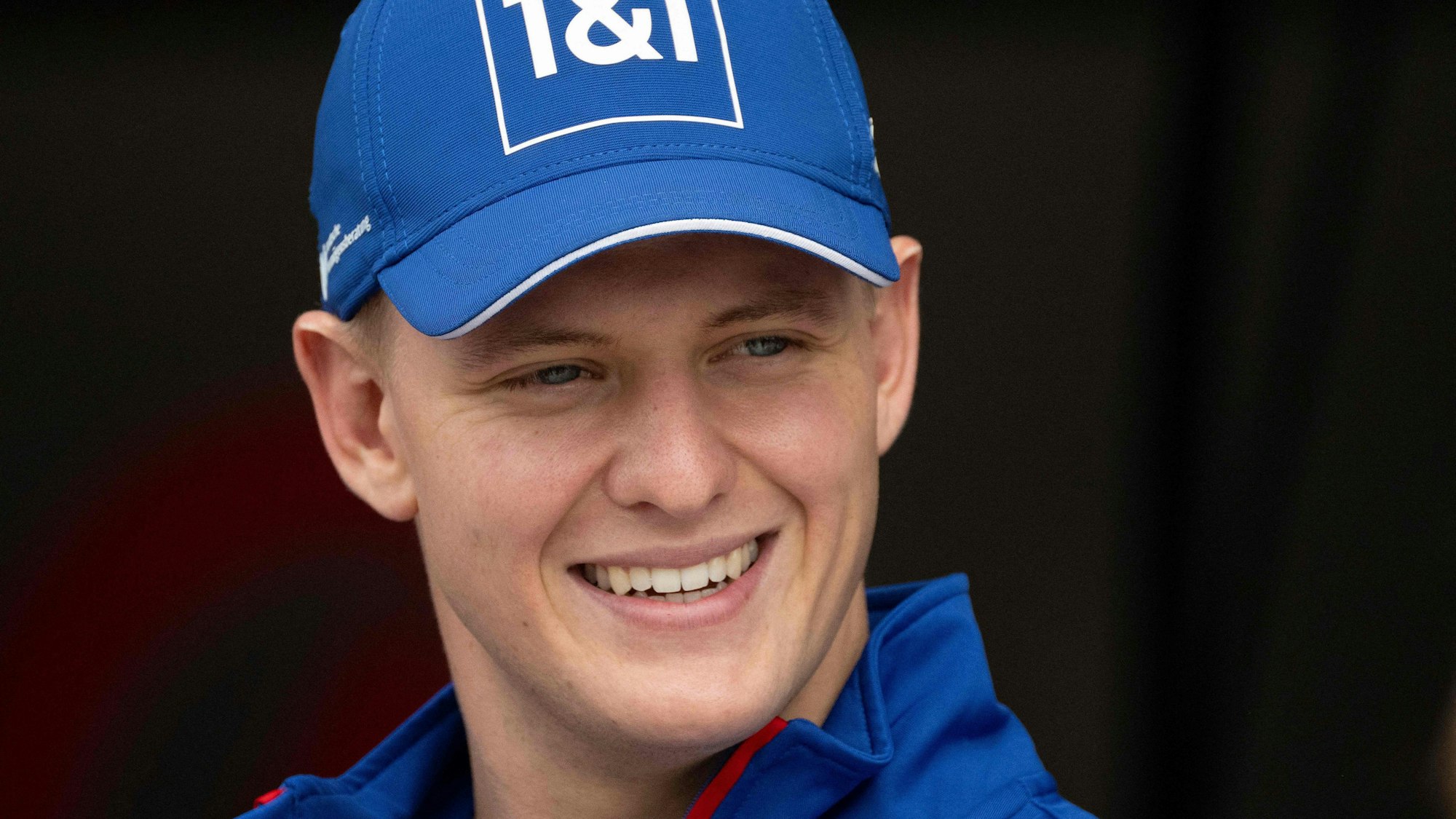 Mick Schumacherlächelt in die Kamera