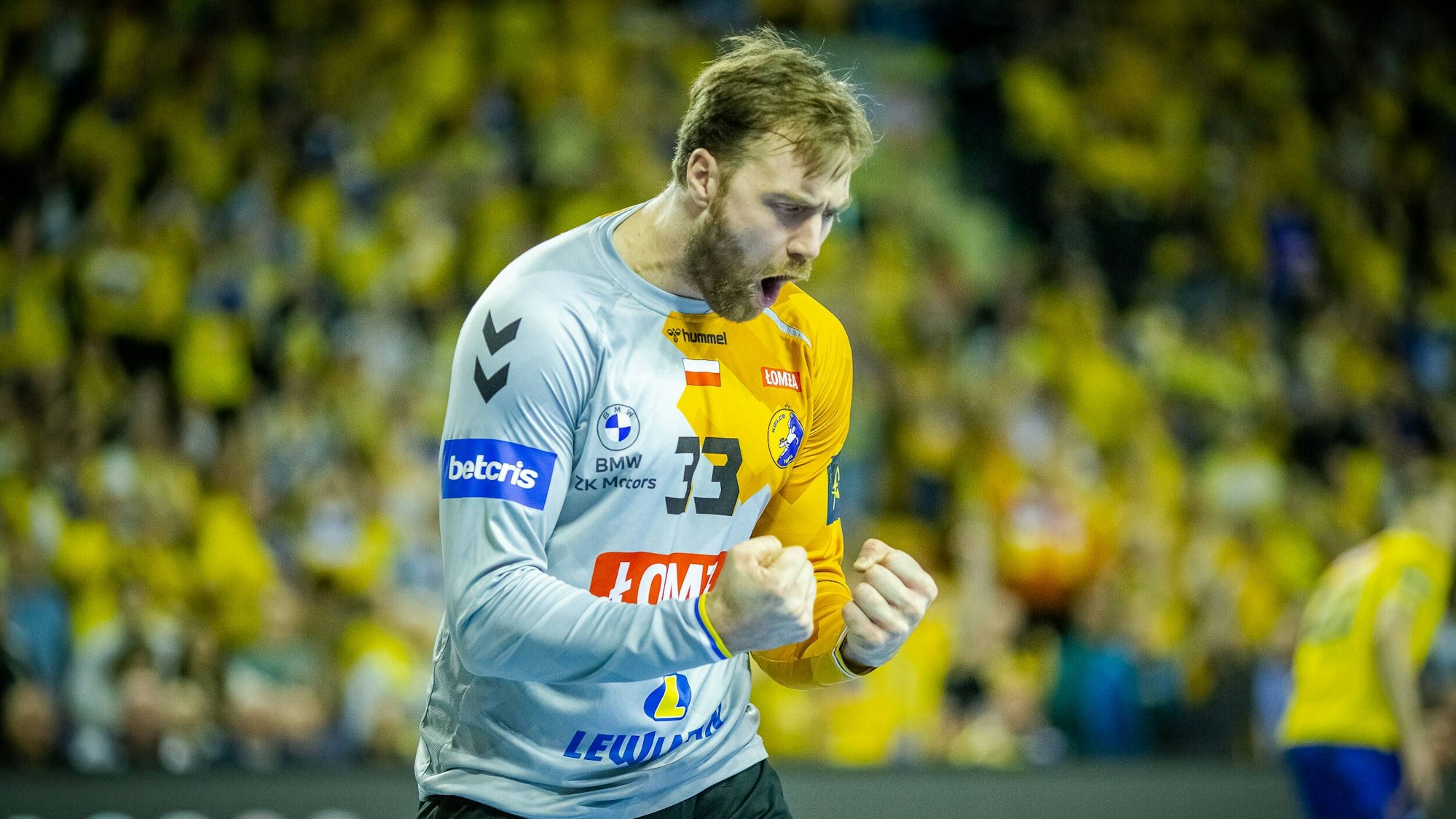 Andreas Wolff jubelt mit geballten Fäusten.