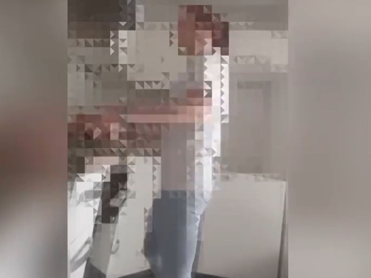 Eine in einer Wohngemeinschaft in Köln-Ehrenfeld lebende Frau griff einen ebenfalls dort lebenden Mann verbal schwerst mit rassistischen Aussagen an.