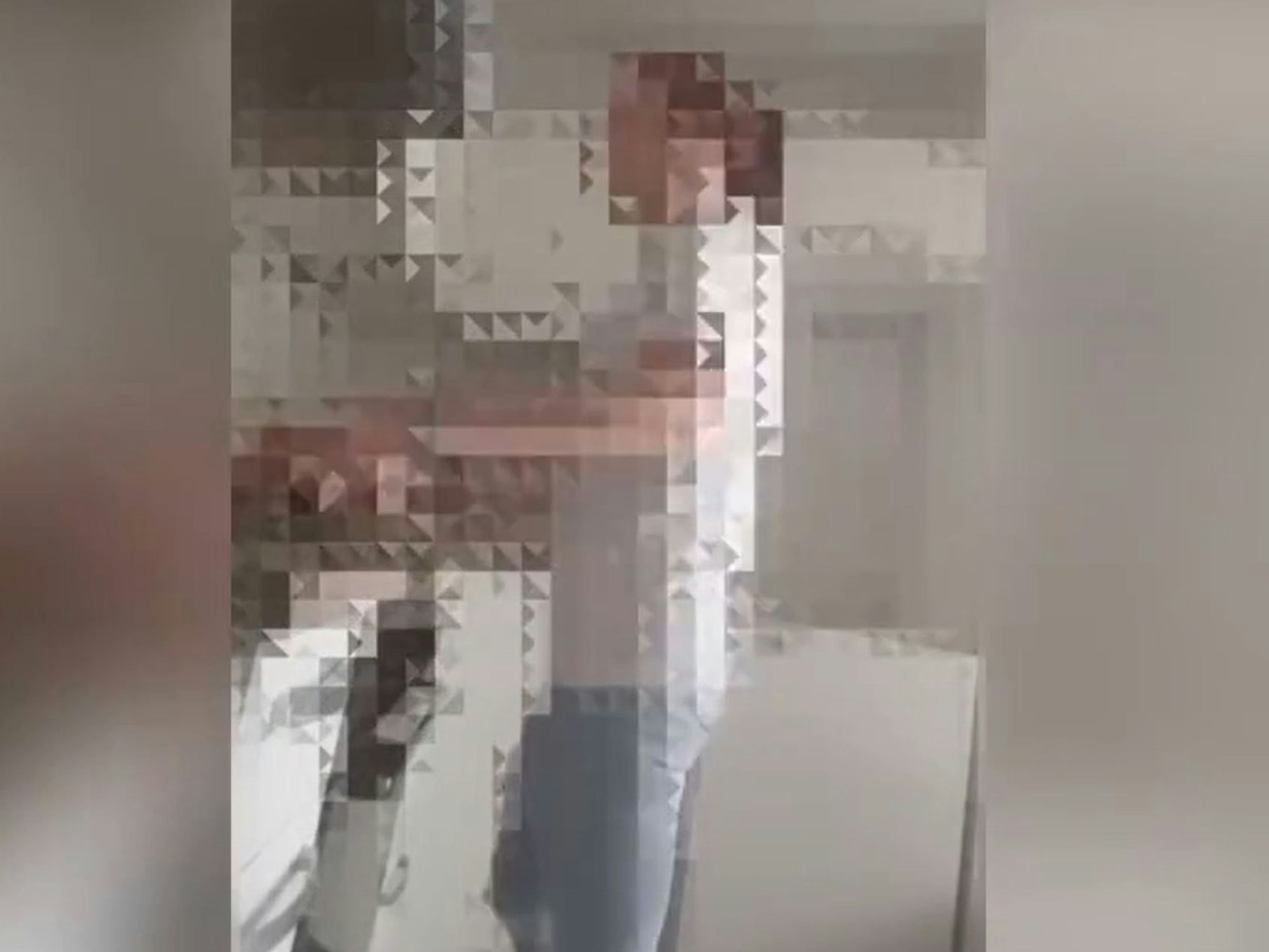 Eine in einer Wohngemeinschaft in Köln-Ehrenfeld lebende Frau griff einen ebenfalls dort lebenden Mann verbal schwerst mit rassistischen Aussagen an.