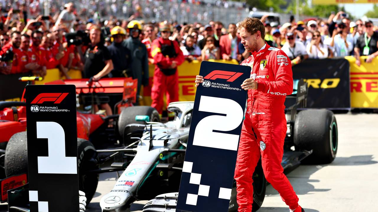 Sebastian Vettel tauscht nach dem Kanada-GP am 9. Juni 2019 die Positions-Schilder vor seinem und Lewis Hamiltons Auto.