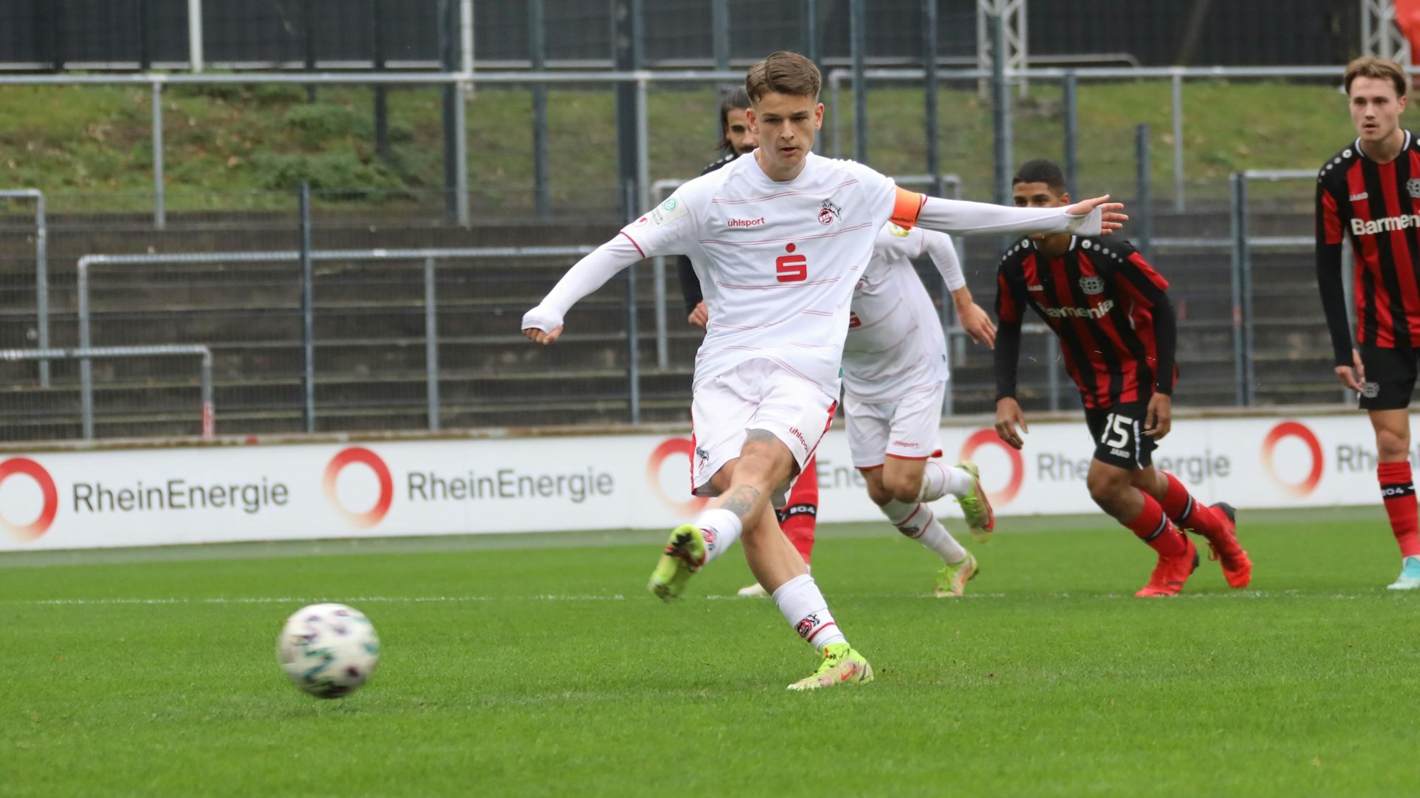 Philipp Wydra spielt für die U19 des 1. FC Köln, am 20. November 2021 gegen Bayer Leverkusen.