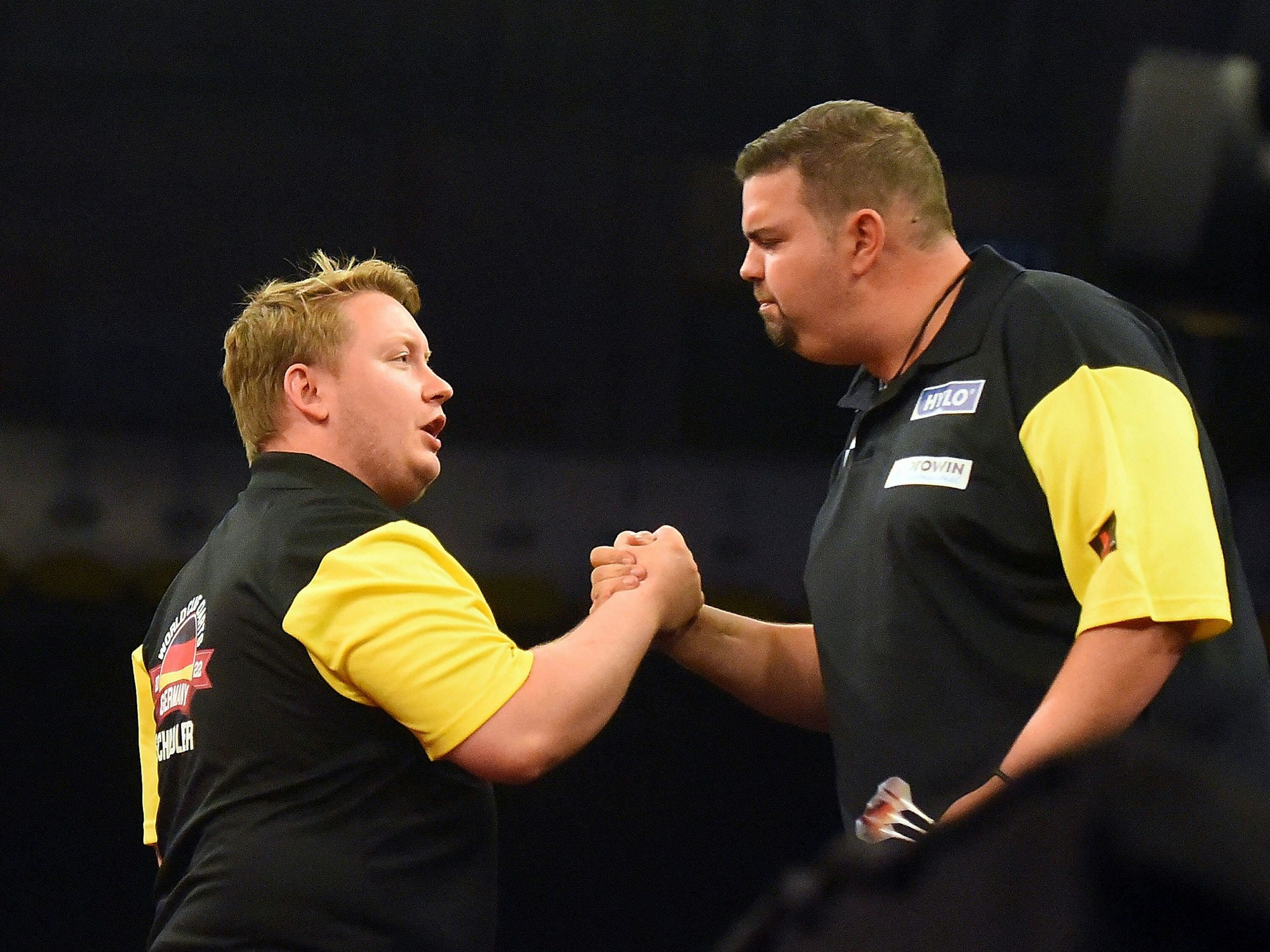 Martin Schindler (links) und Gabriel Clemens geben sich die Hand und freuen sich.