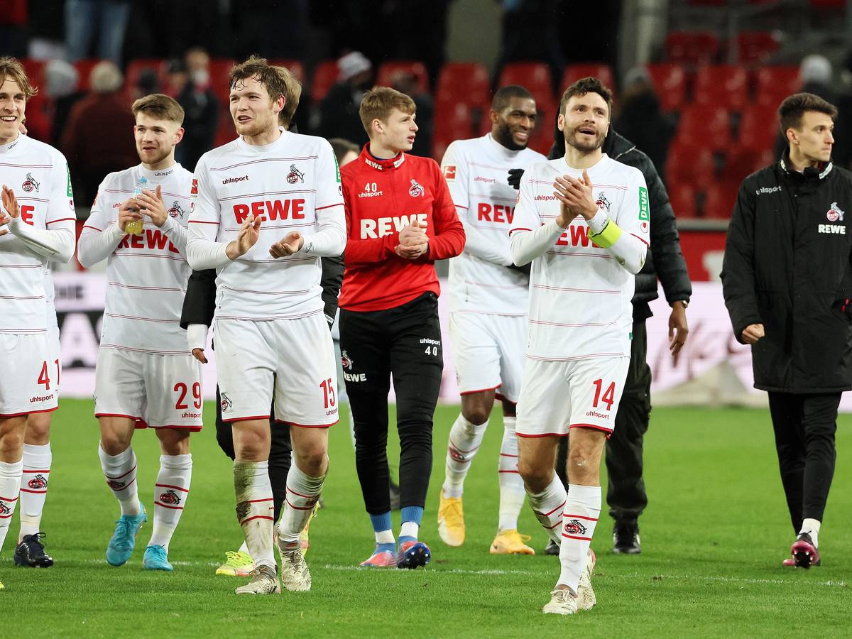 Die FC-Profis Timo Hübers, Jan Thielmann, Luca Kilian, Jonas Urbig, Anthony Modeste und Jonas Hector feiern den Heimsieg gegen Eintracht Frankfurt.