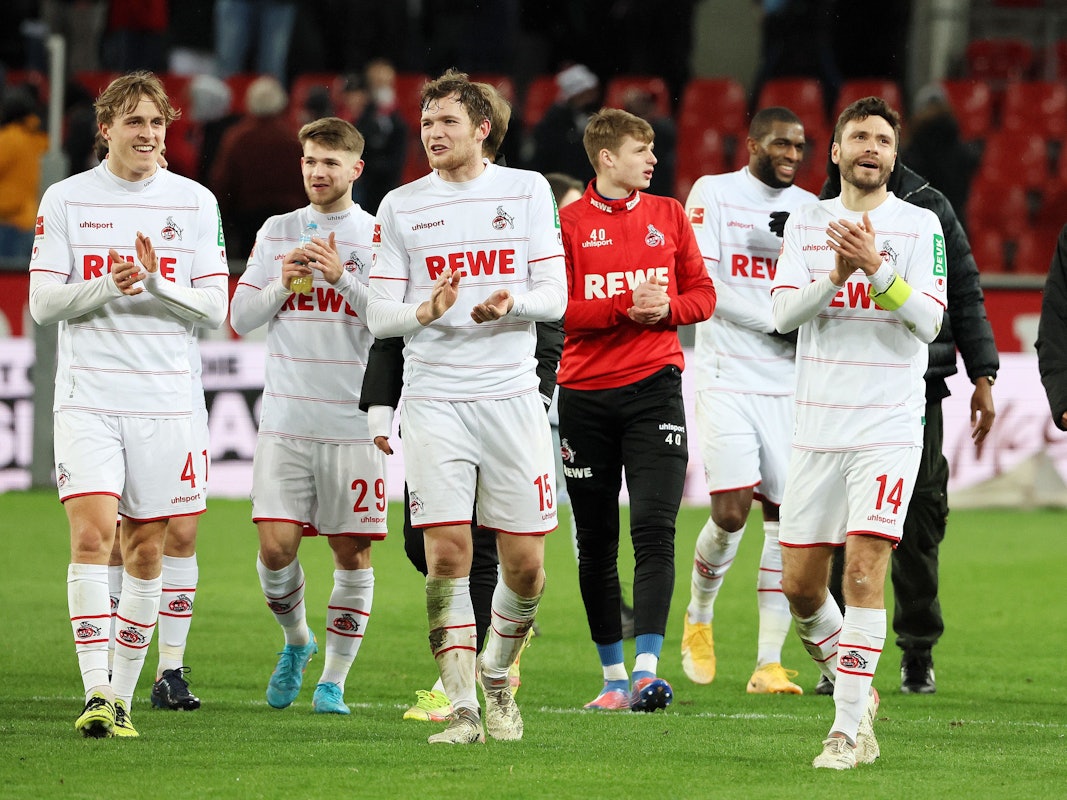 Die FC-Profis Timo Hübers, Jan Thielmann, Luca Kilian, Jonas Urbig, Anthony Modeste und Jonas Hector feiern den Heimsieg gegen Eintracht Frankfurt.