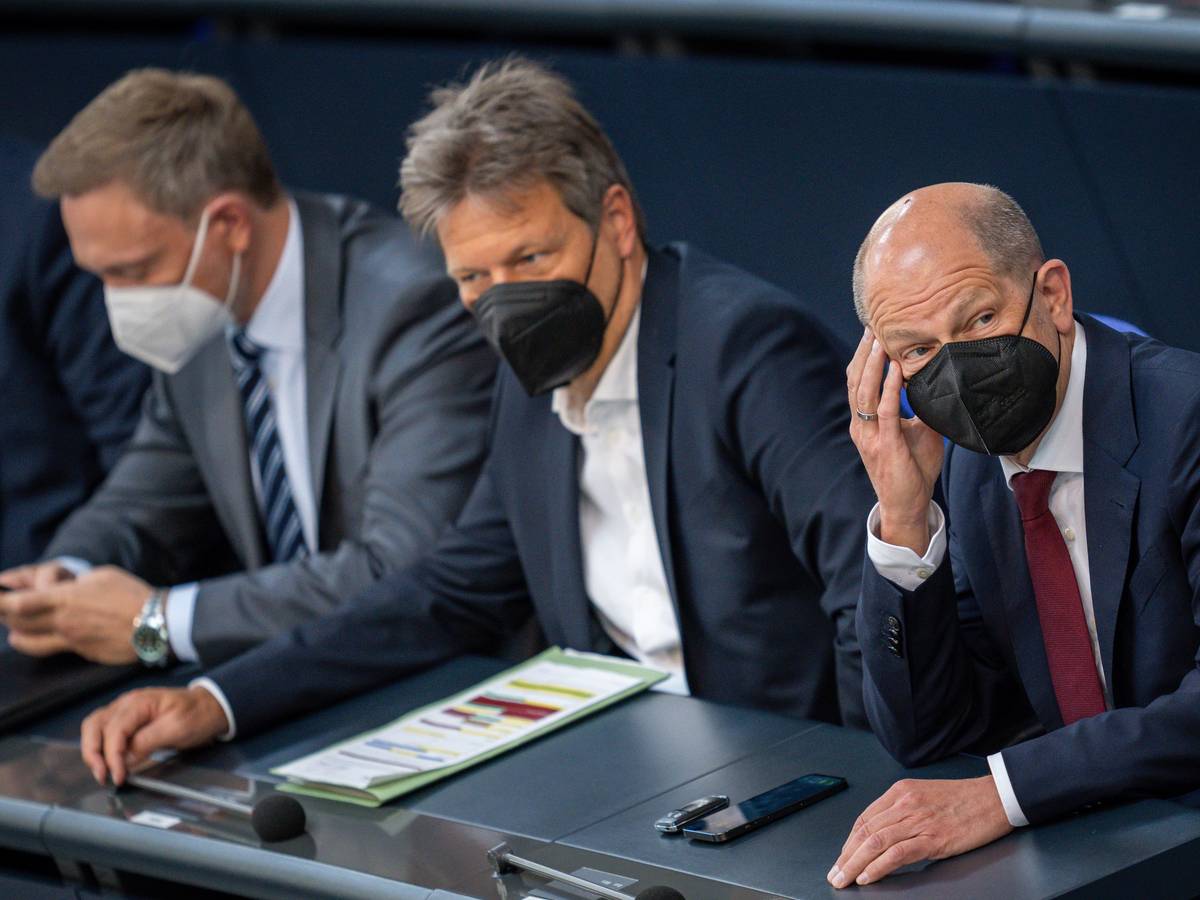 Bundeskanzler Olaf Scholz (SPD), Wirtschaftsminister Robert Habeck (Grüne), Finanzminister Christian Lindner (FDP, von rechts): Gelten bald wieder strengere Corona-Maßnahmen? Das Kanzleramt jedenfalls erwägt die „O-bis-O-Regel“.