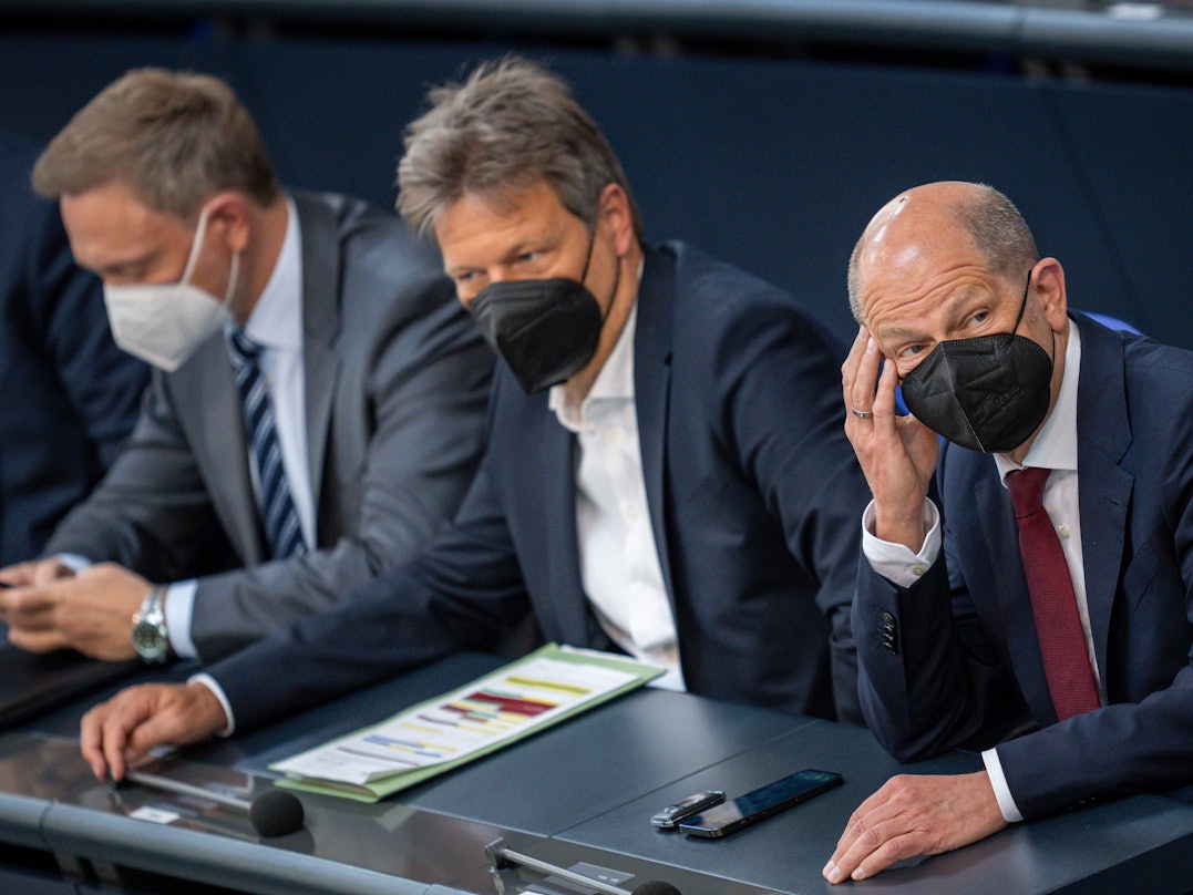 Bundeskanzler Olaf Scholz (SPD), Wirtschaftsminister Robert Habeck (Grüne), Finanzminister Christian Lindner (FDP, von rechts): Gelten bald wieder strengere Corona-Maßnahmen? Das Kanzleramt jedenfalls erwägt die „O-bis-O-Regel“.