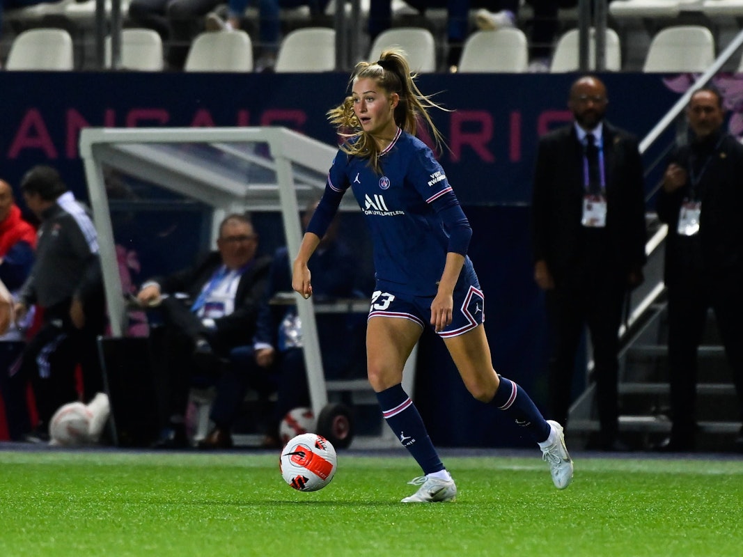 Jordyn Huitema dribbelt den Ball im PSG-Trikot.