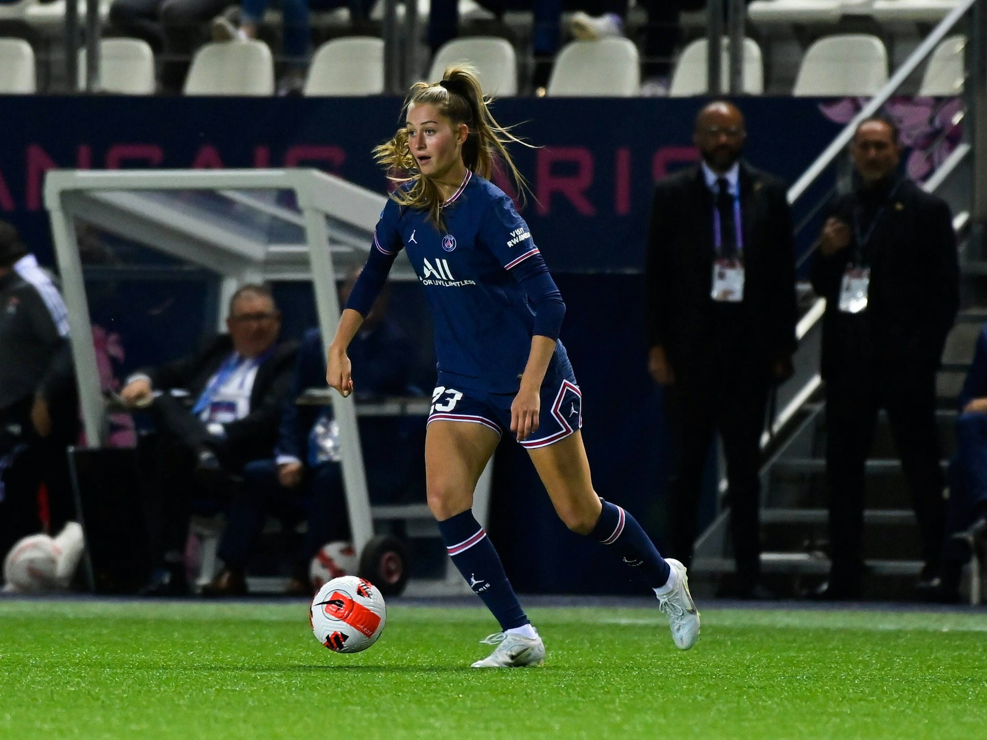 Jordyn Huitema dribbelt den Ball im PSG-Trikot.