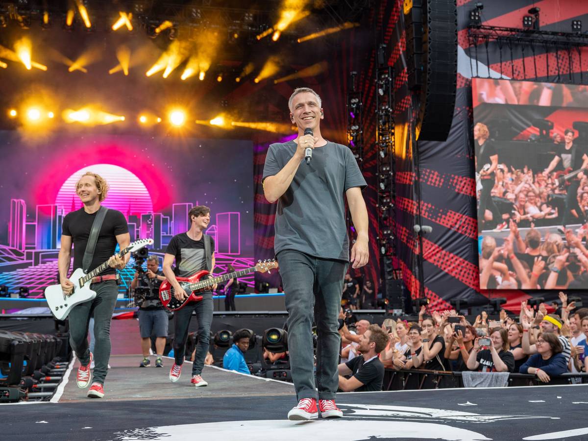 17.06.2022, Köln: Bastian Campmann rockt auf der Bühne. Kasalla geben ein Konzert im RheinEnergie-Stadion. Foto: Uwe Weiser