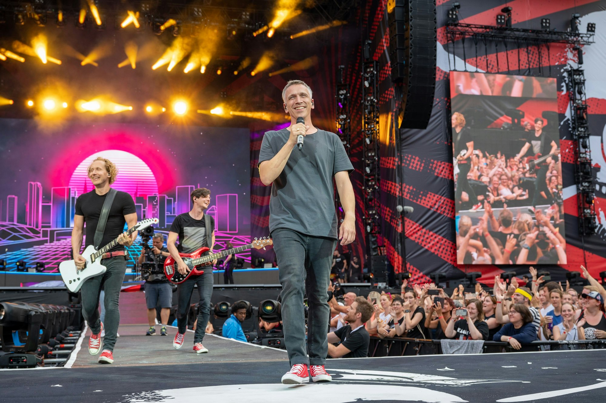 17.06.2022, Köln: Bastian Campmann rockt auf der Bühne. Kasalla geben ein Konzert im RheinEnergie-Stadion. Foto: Uwe Weiser