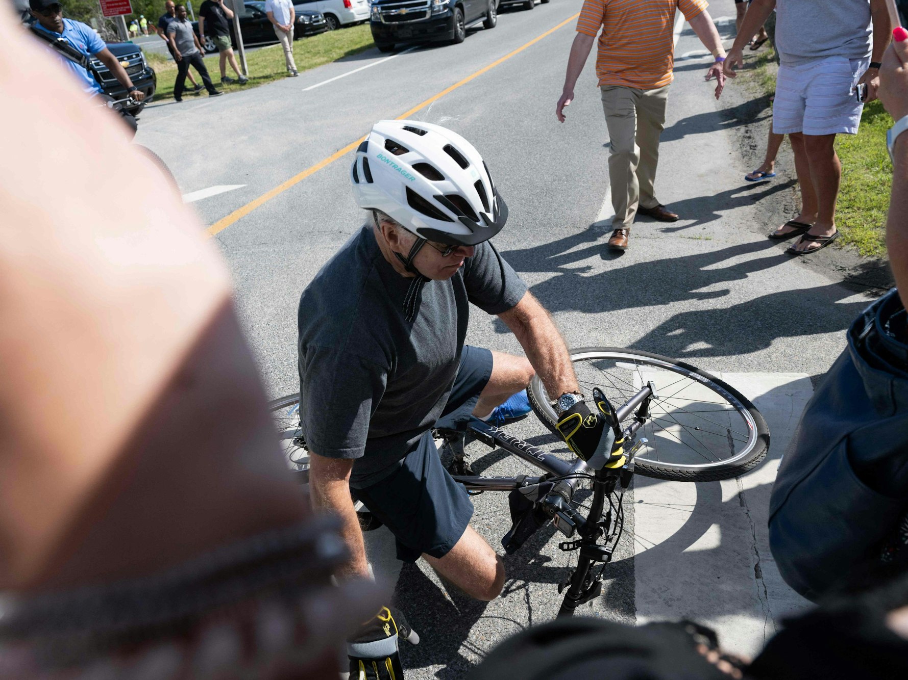 US-Präsident Joe Biden fiel bei einer Fahrradtour am 18. Juni 2022 plötzlich einfach um.