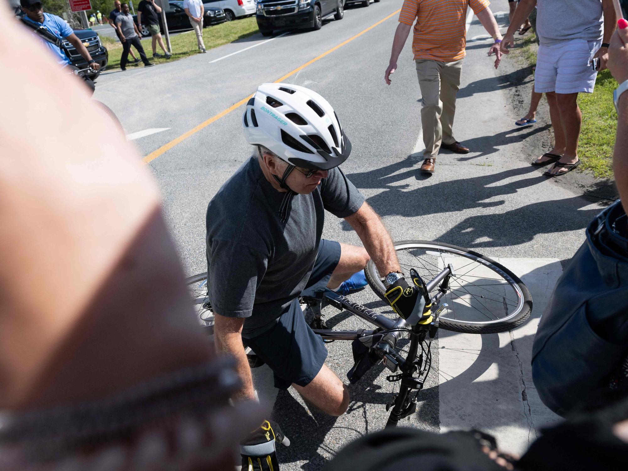 US-Präsident Joe Biden fiel bei einer Fahrradtour am 18. Juni 2022 plötzlich einfach um.
