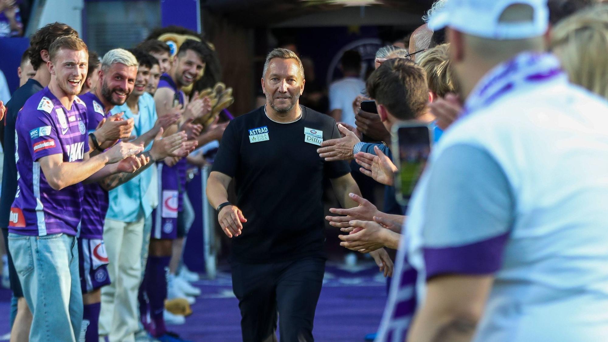 Erfolgreich mit Austria Wien: Manfred Schmid (M.) feierte mit den Veilchen Platz drei und damit die Europa-League-Playoffs.