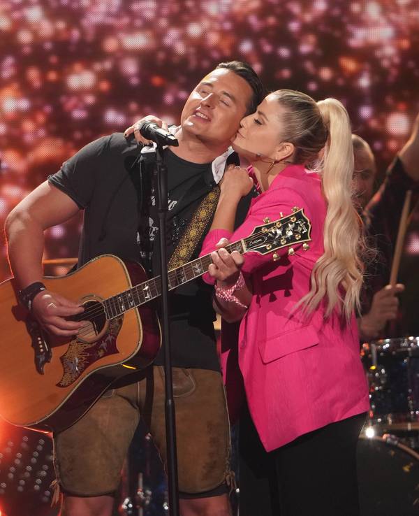 Beatrice Egli und Andreas Gabalier sind bei der Aufzeichnung der "Beatrice Egli Show" auf der Bühne. Ausgestrahlt wird die Sendung am 23. April 2022 im SWR und MDR Fernsehen.