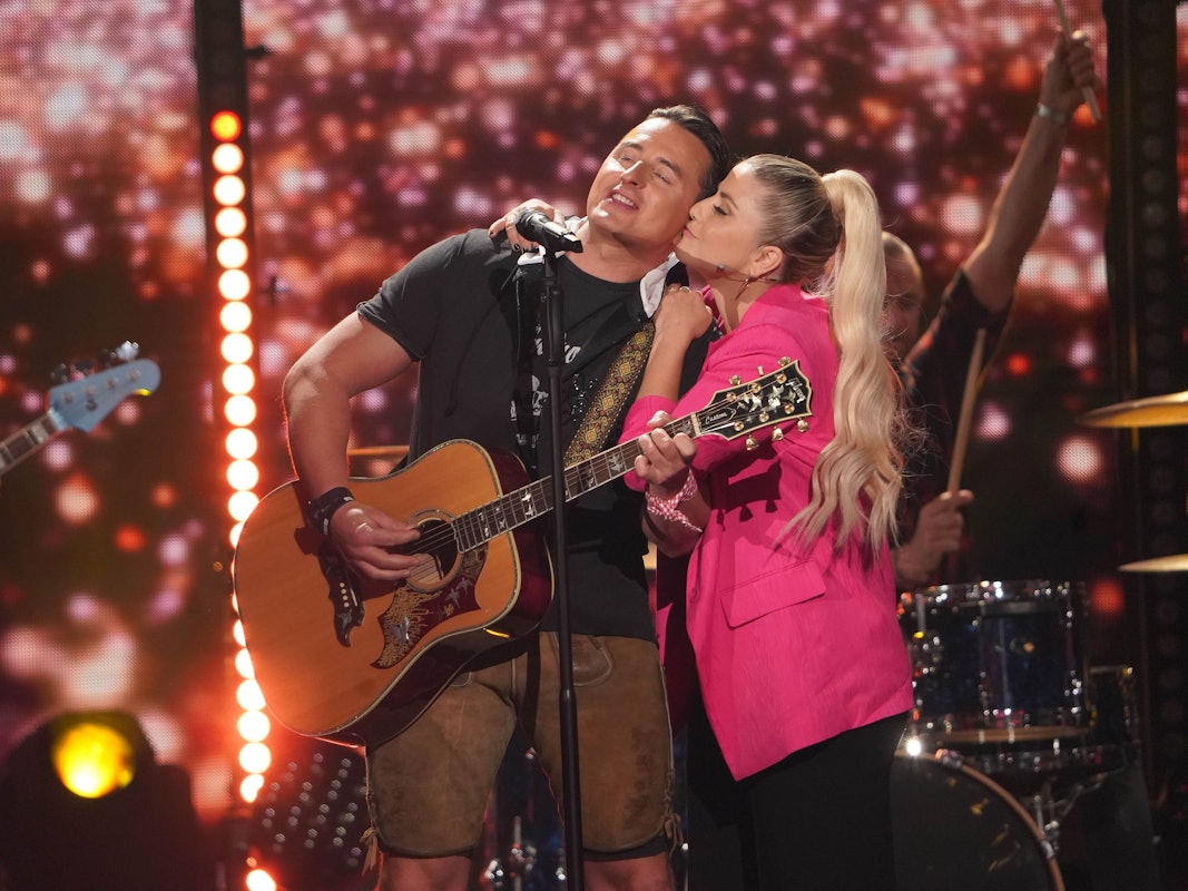 Beatrice Egli und Andreas Gabalier sind bei der Aufzeichnung der "Beatrice Egli Show" auf der Bühne. Ausgestrahlt wird die Sendung am 23. April 2022 im SWR und MDR Fernsehen.
