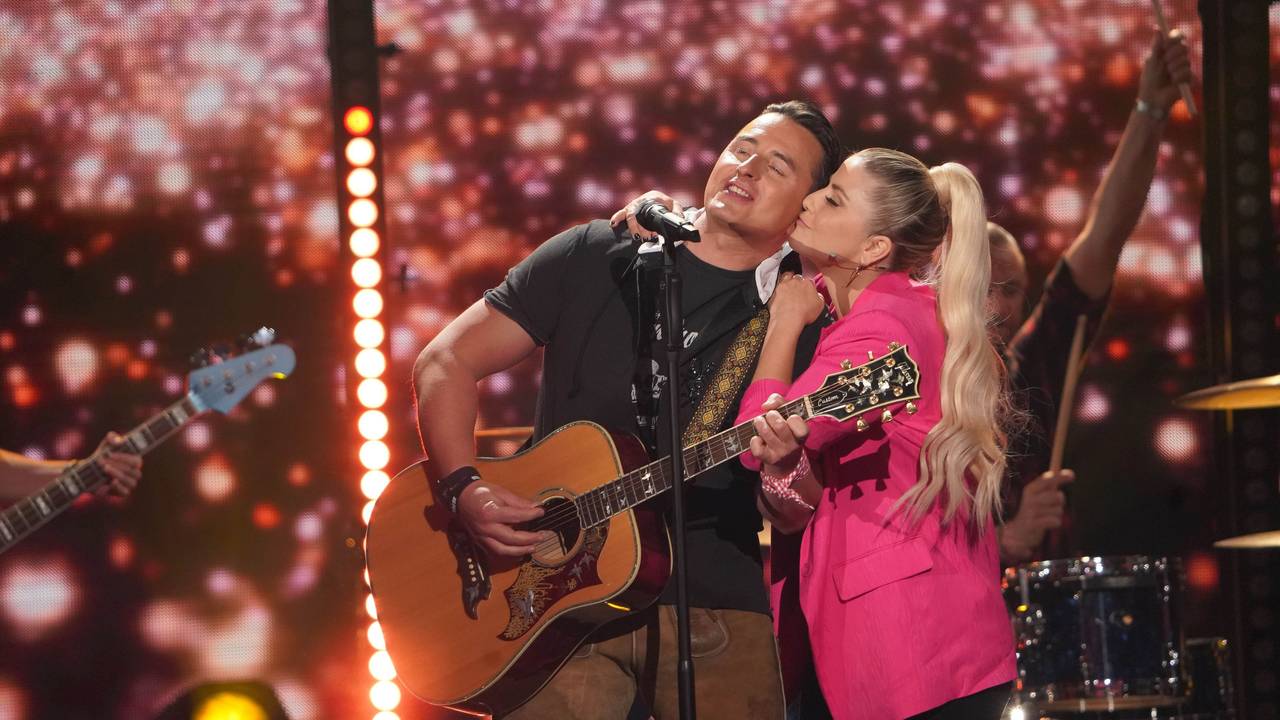 Beatrice Egli und Andreas Gabalier sind bei der Aufzeichnung der "Beatrice Egli Show" auf der Bühne. Ausgestrahlt wird die Sendung am 23. April 2022 im SWR und MDR Fernsehen.