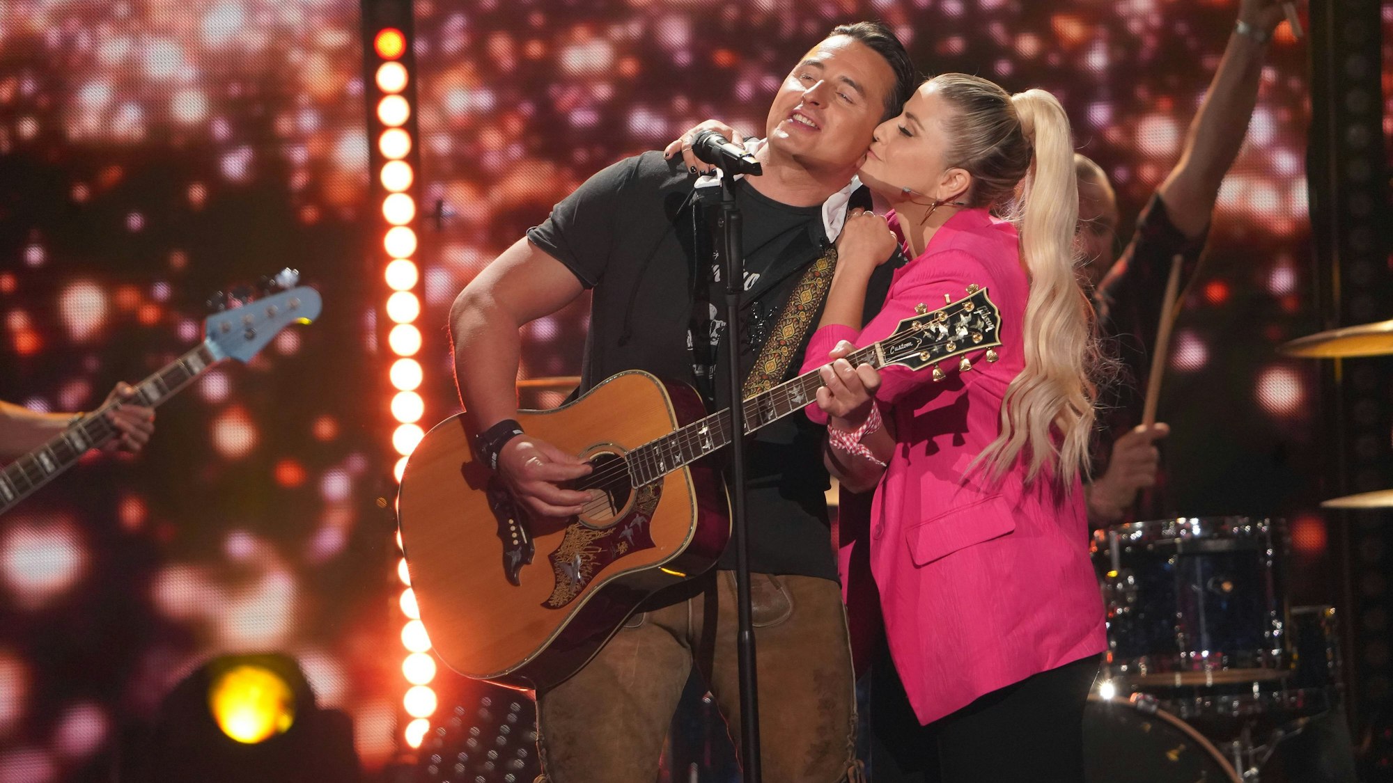 Beatrice Egli und Andreas Gabalier sind bei der Aufzeichnung der "Beatrice Egli Show" auf der Bühne. Ausgestrahlt wird die Sendung am 23. April 2022 im SWR und MDR Fernsehen.