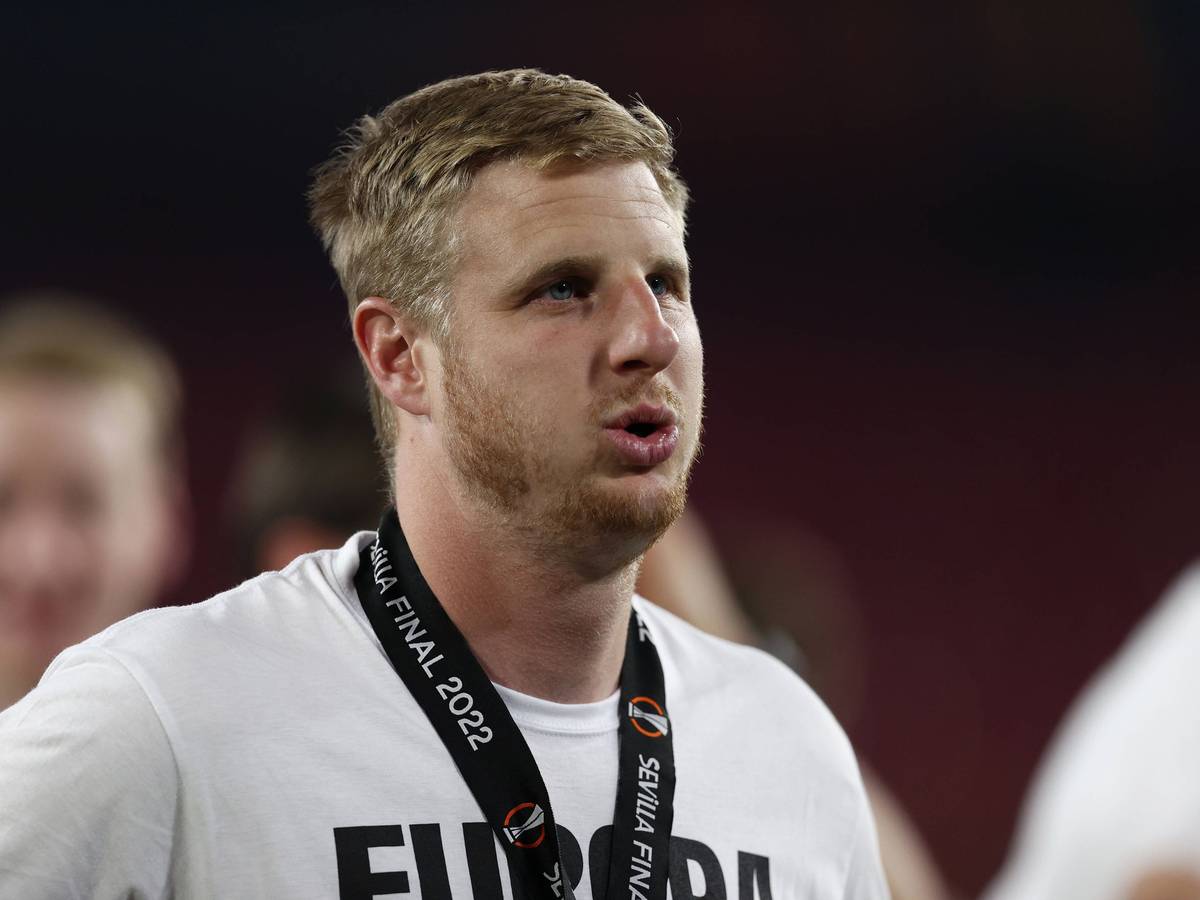 Martin Hinteregger blickt nach dem gewonnenen Europa-League-Finale in Richtung Fans