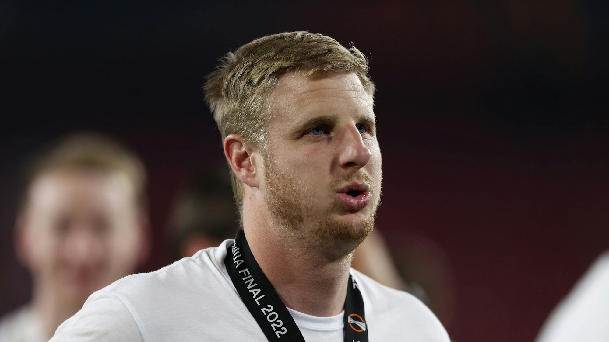 Martin Hinteregger blickt nach dem gewonnenen Europa-League-Finale in Richtung Fans