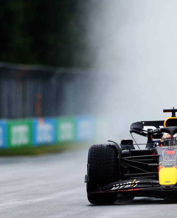 Max Verstappen in seinem Red Bull auf nasser Strecke.