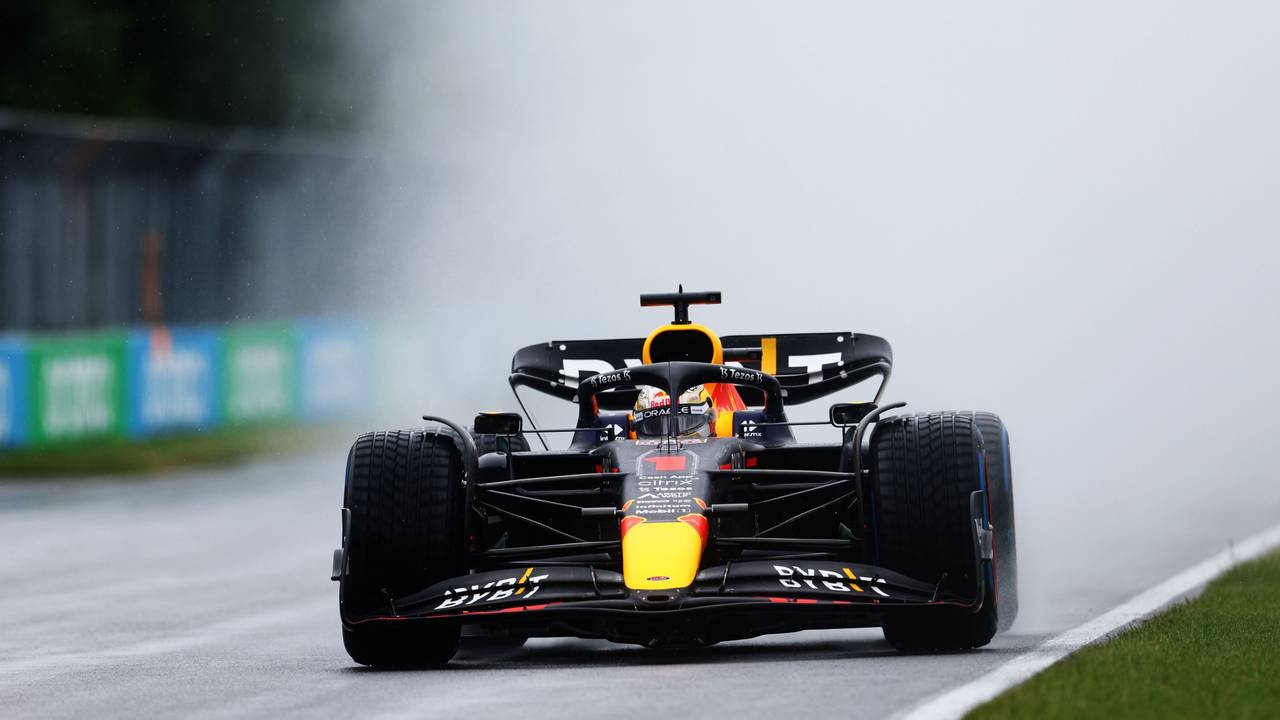 Max Verstappen in seinem Red Bull auf nasser Strecke.