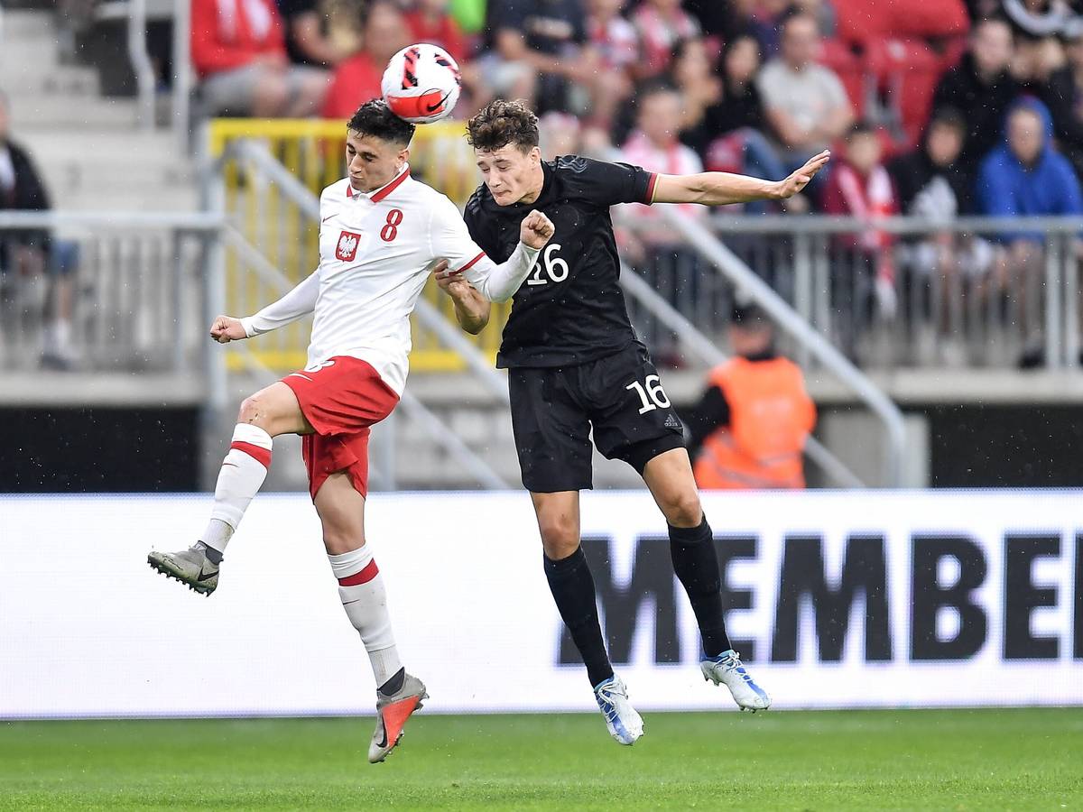 Eric Martel (r.), im Einsatz für Deutschlands U21 gegen Polen (am 7. Juni 2022), soll zum 1. FC Köln wechseln.
