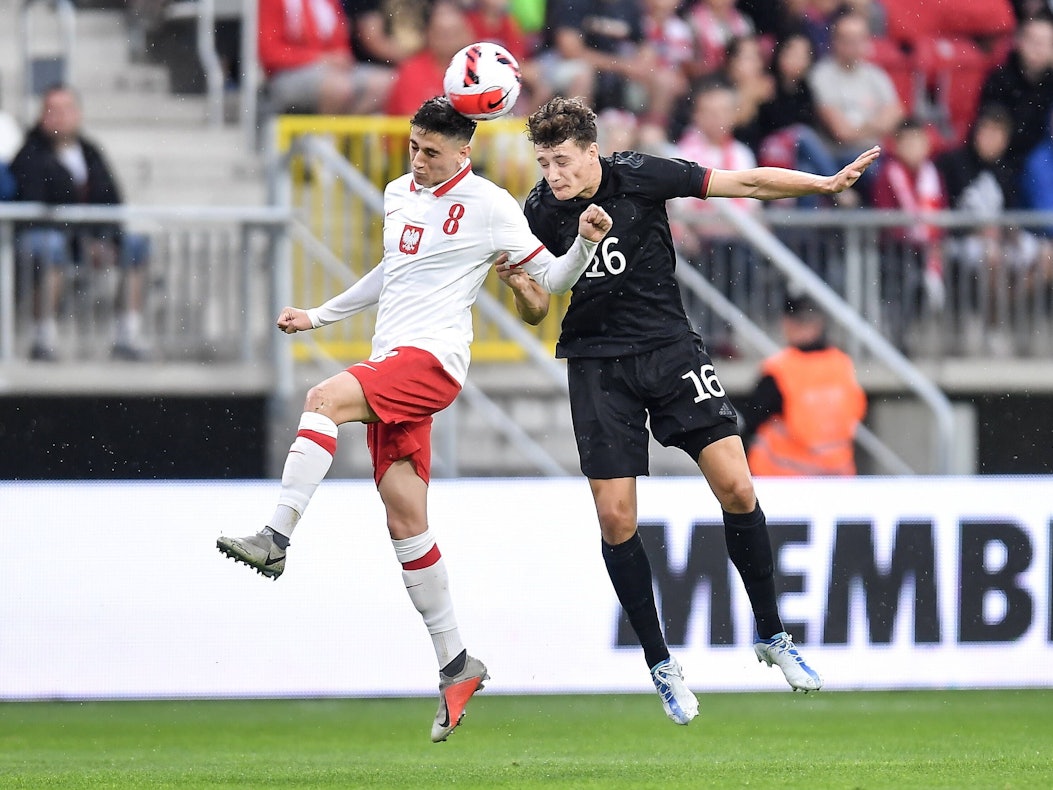 Eric Martel (r.), im Einsatz für Deutschlands U21 gegen Polen (am 7. Juni 2022), soll zum 1. FC Köln wechseln.
