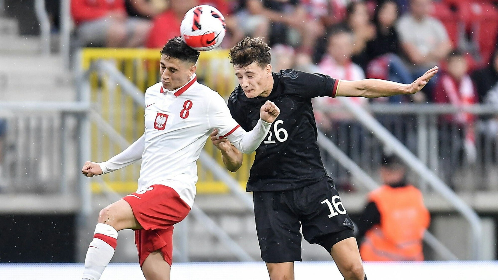 Eric Martel (r.), im Einsatz für Deutschlands U21 gegen Polen (am 7. Juni 2022), soll zum 1. FC Köln wechseln.
