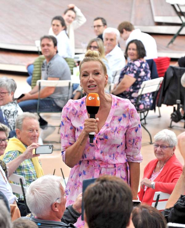 ZDF - Fernsehgarten. Moderatorin Andrea Kiwi Kiewel während der ZDF - Unterhaltungsshow Fernsehgarten am 05.06.2022 in Mainz. 20220605MWI19012