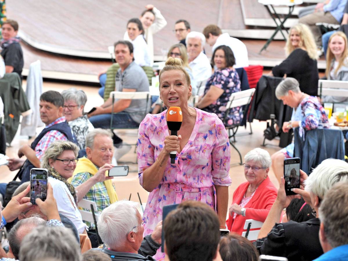 ZDF - Fernsehgarten. Moderatorin Andrea Kiwi Kiewel während der ZDF - Unterhaltungsshow Fernsehgarten am 05.06.2022 in Mainz. 20220605MWI19012