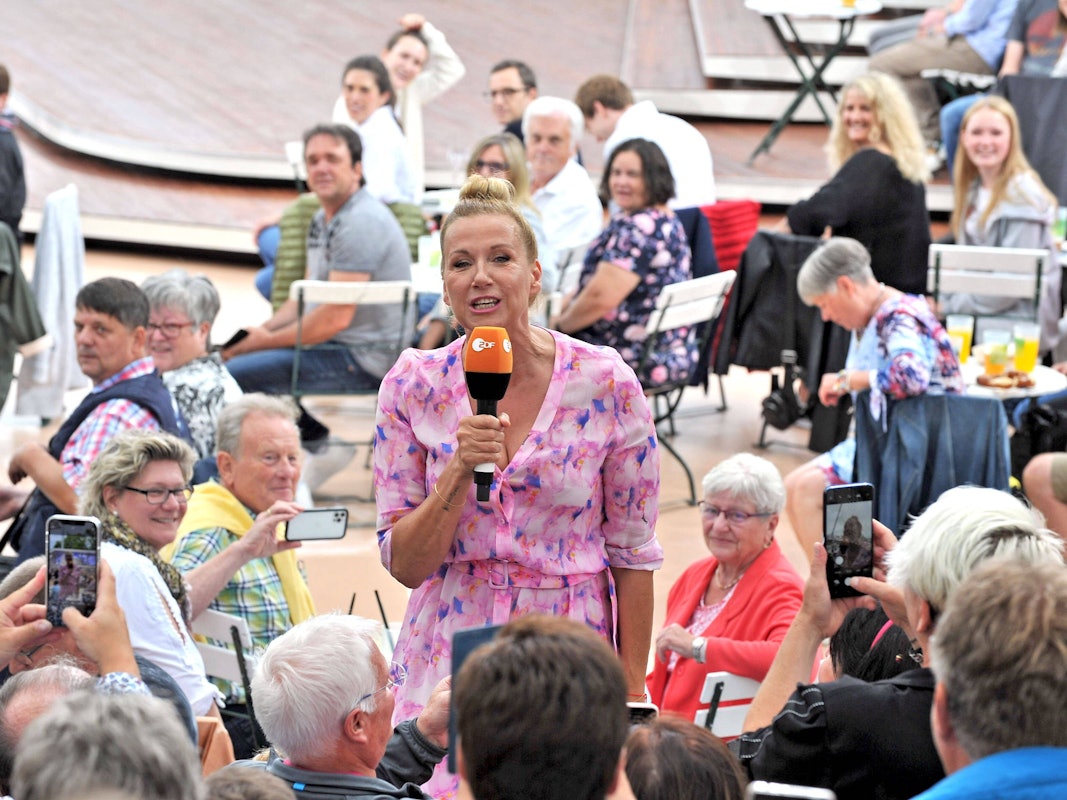 ZDF - Fernsehgarten. Moderatorin Andrea Kiwi Kiewel während der ZDF - Unterhaltungsshow Fernsehgarten am 05.06.2022 in Mainz. 20220605MWI19012