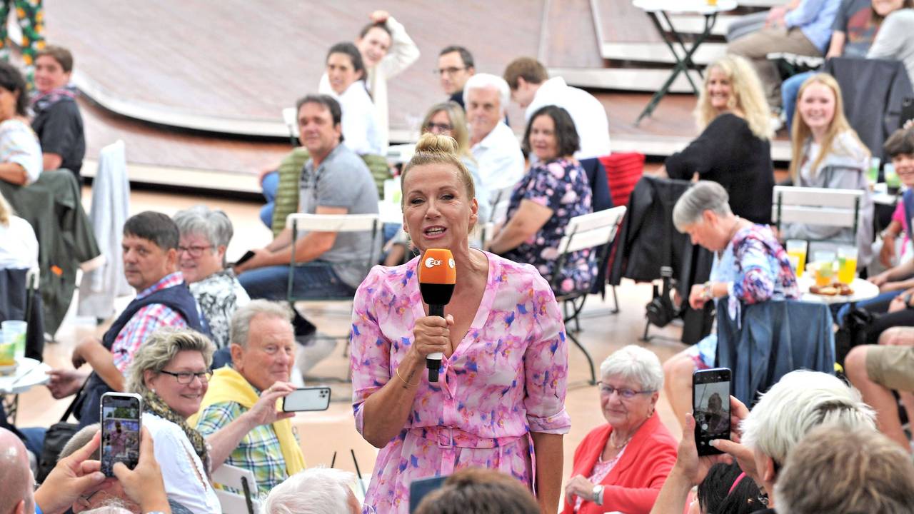 ZDF - Fernsehgarten. Moderatorin Andrea Kiwi Kiewel während der ZDF - Unterhaltungsshow Fernsehgarten am 05.06.2022 in Mainz. 20220605MWI19012