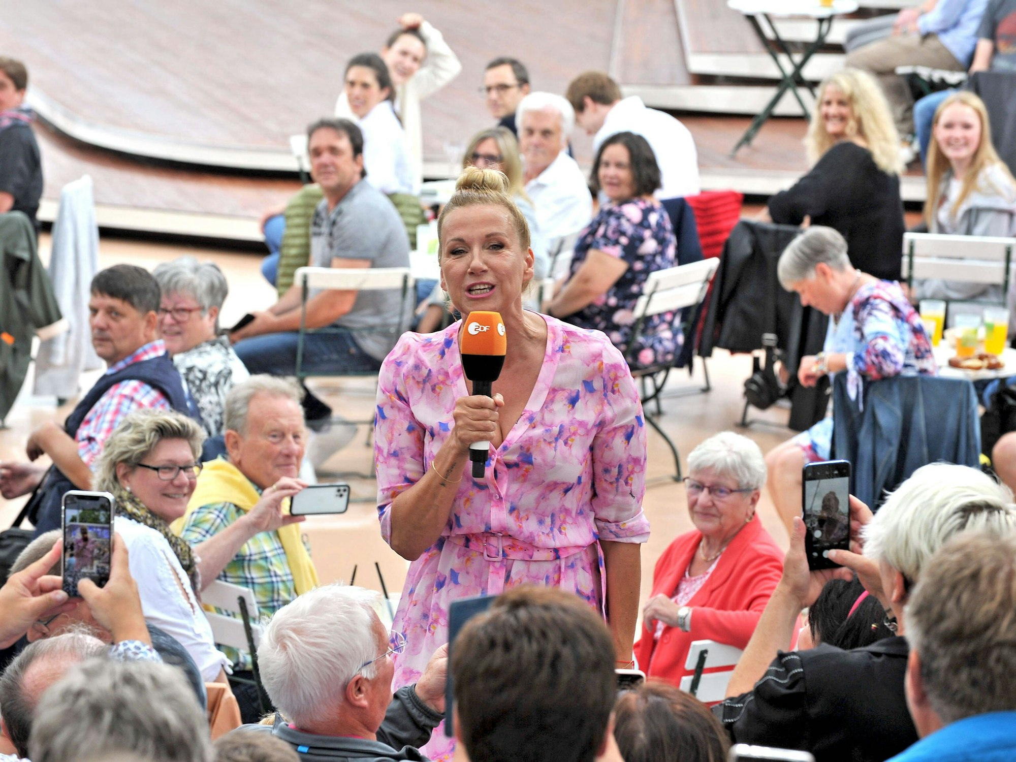 ZDF - Fernsehgarten. Moderatorin Andrea Kiwi Kiewel während der ZDF - Unterhaltungsshow Fernsehgarten am 05.06.2022 in Mainz. 20220605MWI19012