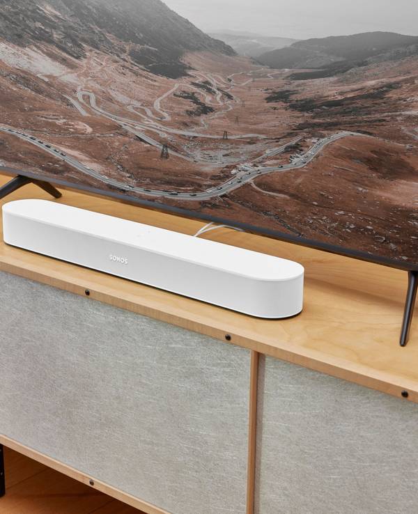 Ein Fehler im Versandsystem kommt den Lautsprecher-Anbieter Sonos teuer zu stehen. Unser Symbolbild zeigt eine Soundbar von Sonos unter einem Fernseher (2021).
