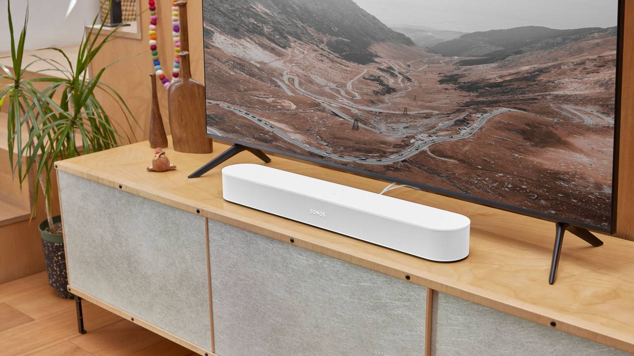 Ein Fehler im Versandsystem kommt den Lautsprecher-Anbieter Sonos teuer zu stehen. Unser Symbolbild zeigt eine Soundbar von Sonos unter einem Fernseher (2021).