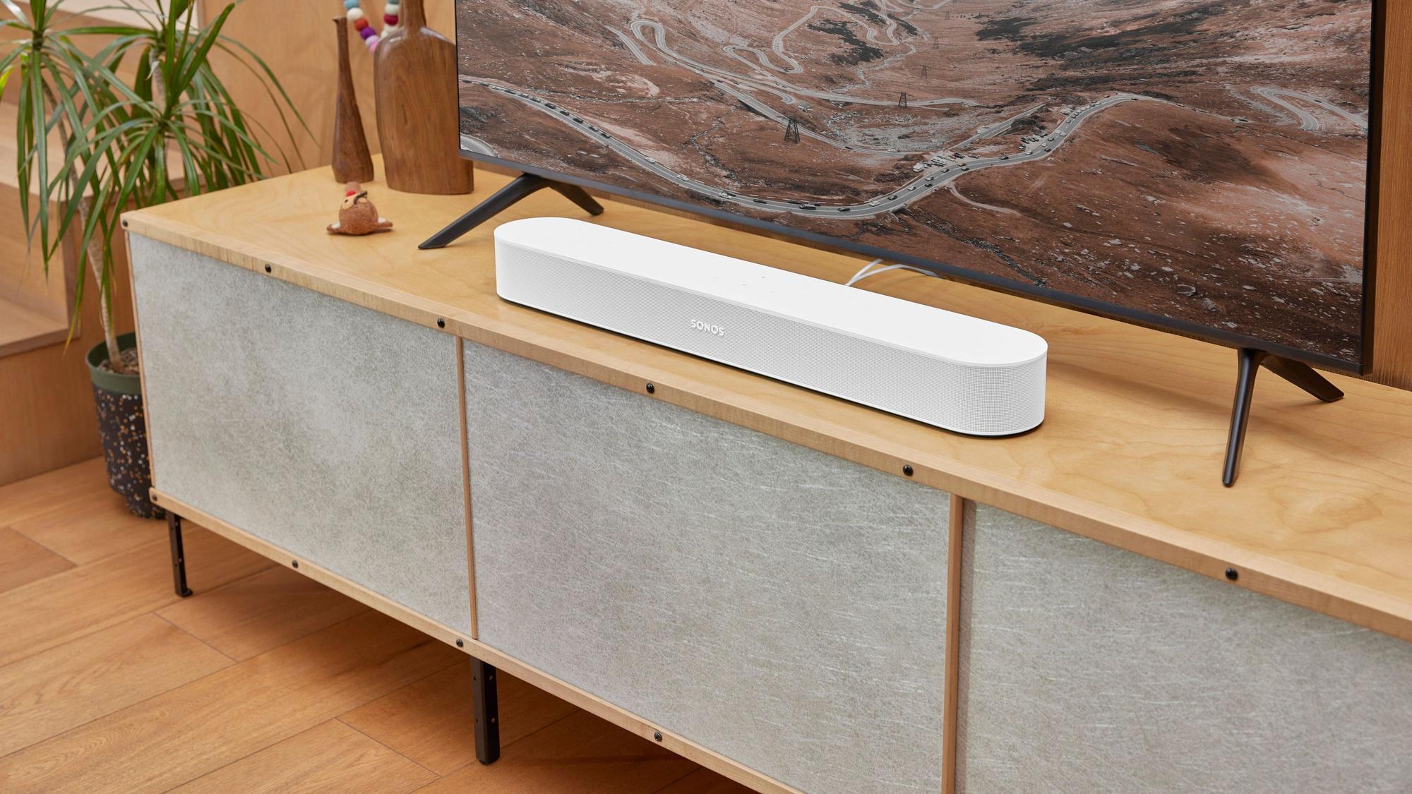 Ein Fehler im Versandsystem kommt den Lautsprecher-Anbieter Sonos teuer zu stehen. Unser Symbolbild zeigt eine Soundbar von Sonos unter einem Fernseher (2021).